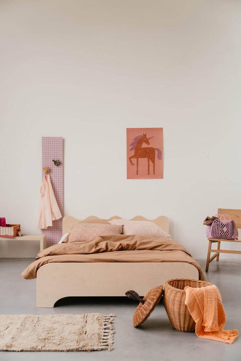 Een twijfelaar bed 140 x 200 cm met een speels, golvend hoofdbord